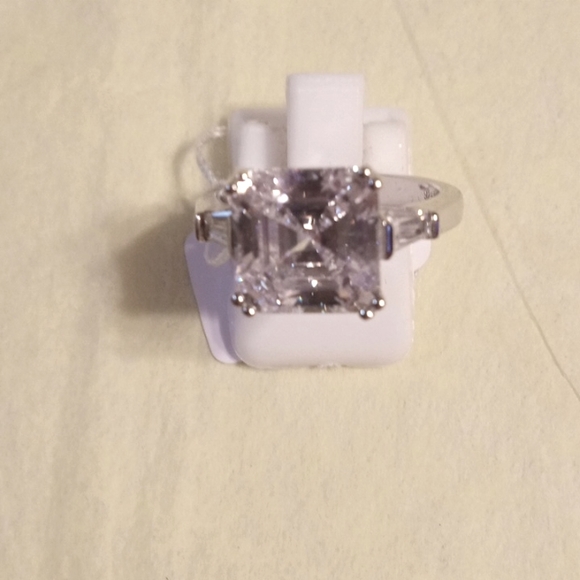 Finest Swarovski Zirconia ring New - Picture 1 of 1
